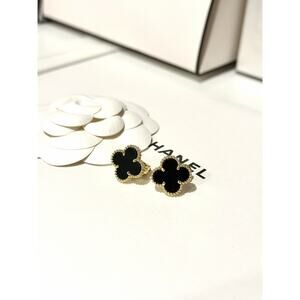 Clover Earrings in black